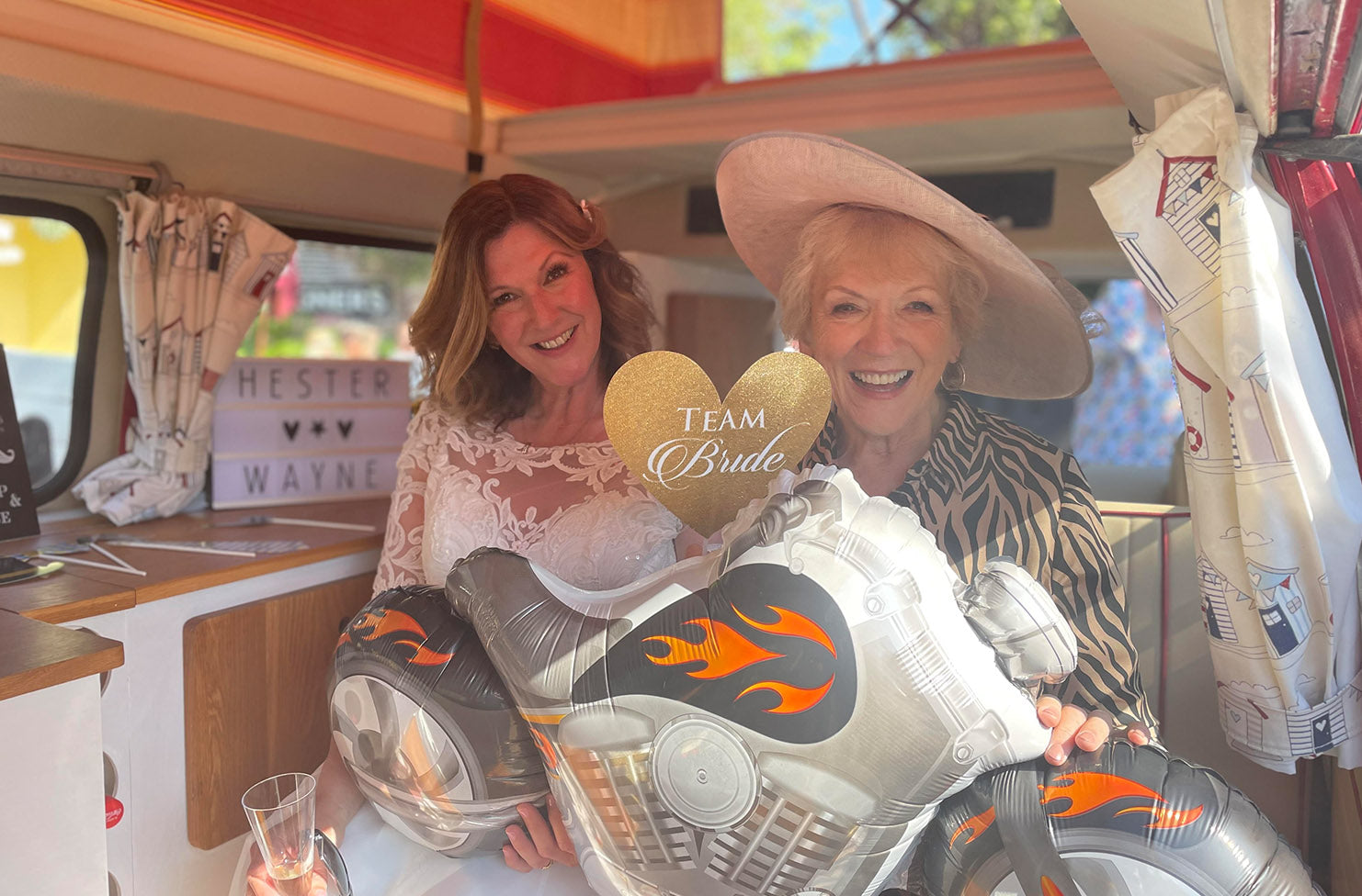 Image of Absoluter Isabel and friend, sat in a wedding car